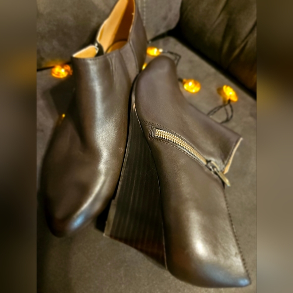 ADRIENNE VITTADINI Midge Brown Leather Wedge Ankle Booties sz8 - Picture 9 of 9
